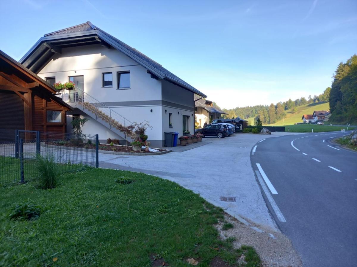 Apartmaji Tisa In Zana Rovte Exteriör bild