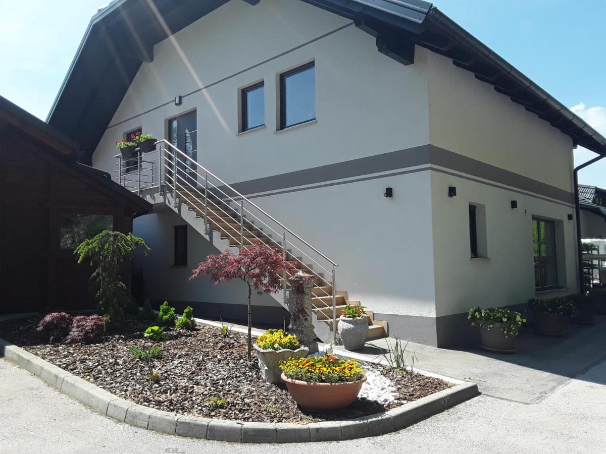 Apartmaji Tisa In Zana Rovte Exteriör bild